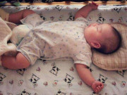 Làm mẹ - Sự thật về tư thế ngủ như đầu hàng của trẻ sơ sinh khiến nhiều cha mẹ bất ngờ
