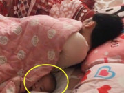 Làm mẹ - Ông chồng ngủ quên bên đứa con đang thức “trông bố” khiến mẹ bỉm vừa bực vừa buồn cười
