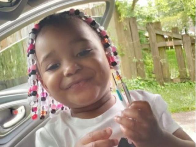 Con gái 2 tuổi qua đời tại nhà trẻ, bố mẹ chết lặng khi nhìn ảnh phản chiếu trên TV