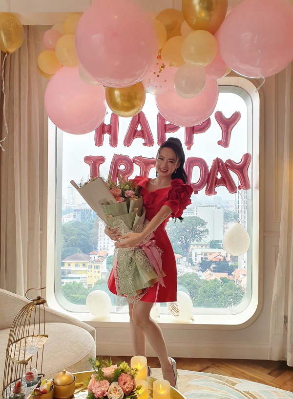 Angela Phương Trinh diện váy đỏ rực mừng tuổi mới, chẳng hở hang mà xinh xuất sắc - 1