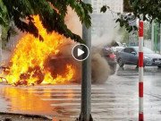 Clip Eva - Ô tô BMW bốc cháy ngùn ngụt giữa ngã tư tại Hà Nội