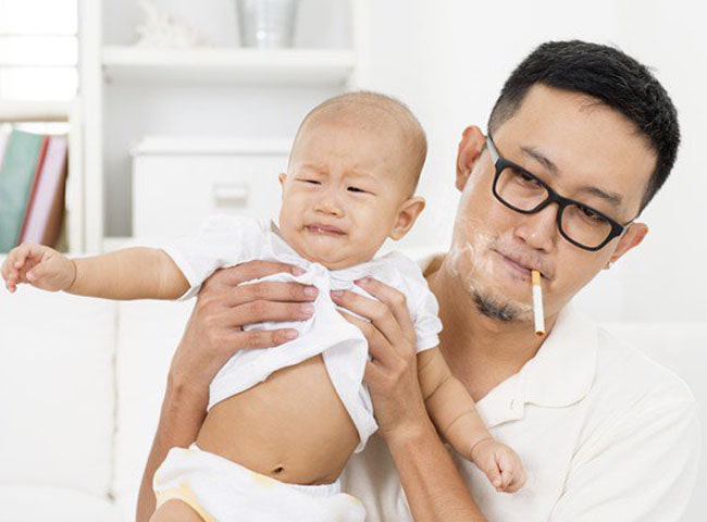 Ngày Tết tiếp xúc nhiều người, mẹ lưu ý tuyệt đối không để 4 kiểu người này bế con - 3