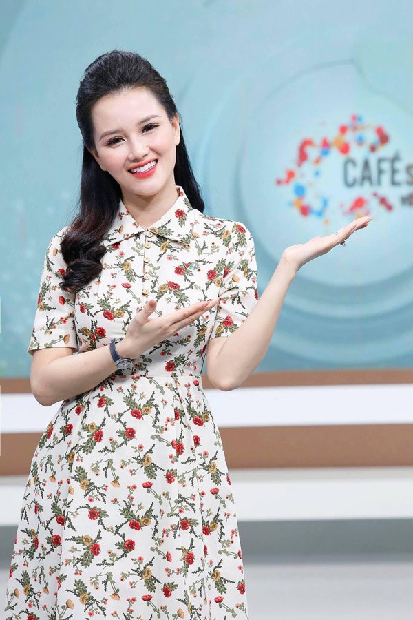 2 mỹ nữ VTV khoe sắc thắm: Huyền Châu đã trẻ, nhìn sang Hoài Anh càng ngưỡng mộ - 4