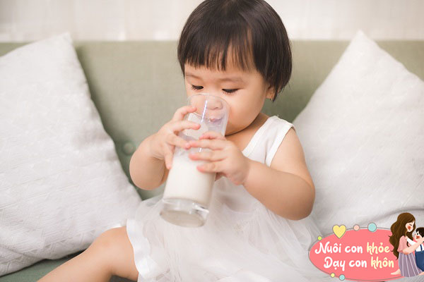 Uống sữa trước hay sau ăn tốt nhất? Chuyên gia mách mẹ cho con uống sữa đúng cách - 6
