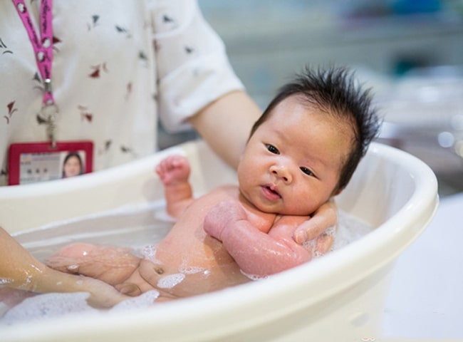 4 thời điểm mẹ tuyệt đối không nên tắm cho trẻ sơ sinh - 1