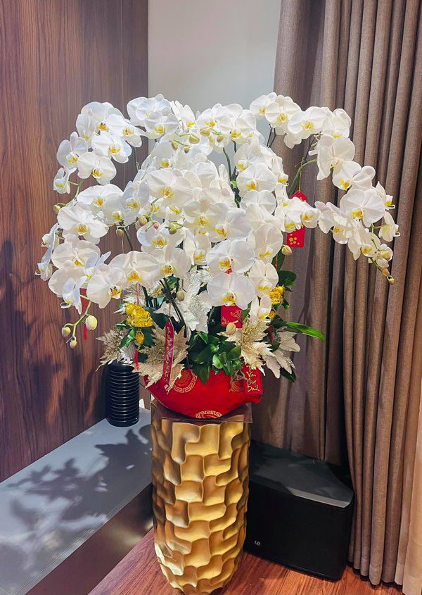 10 năm không về Hà Nội ăn Tết, Lệ Quyên khoe nhà sang, mẹ 80 tuổi vẫn cắm hoa đẹp - 9