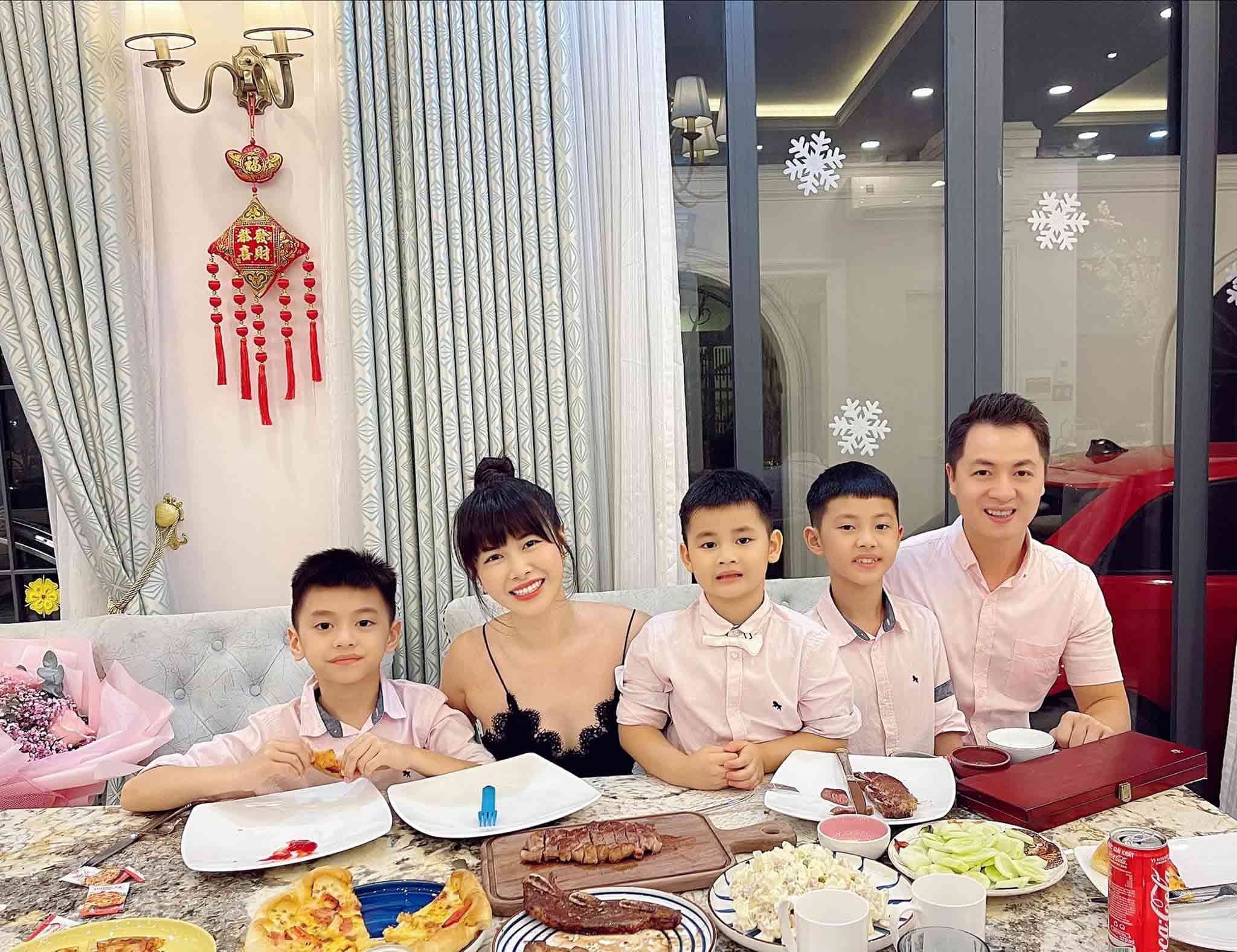 Ở nhà hơn 45 tỷ, Đăng Khôi vẫn tự tay vào bếp phục vụ vợ con nhân ngày đặc biệt - 4