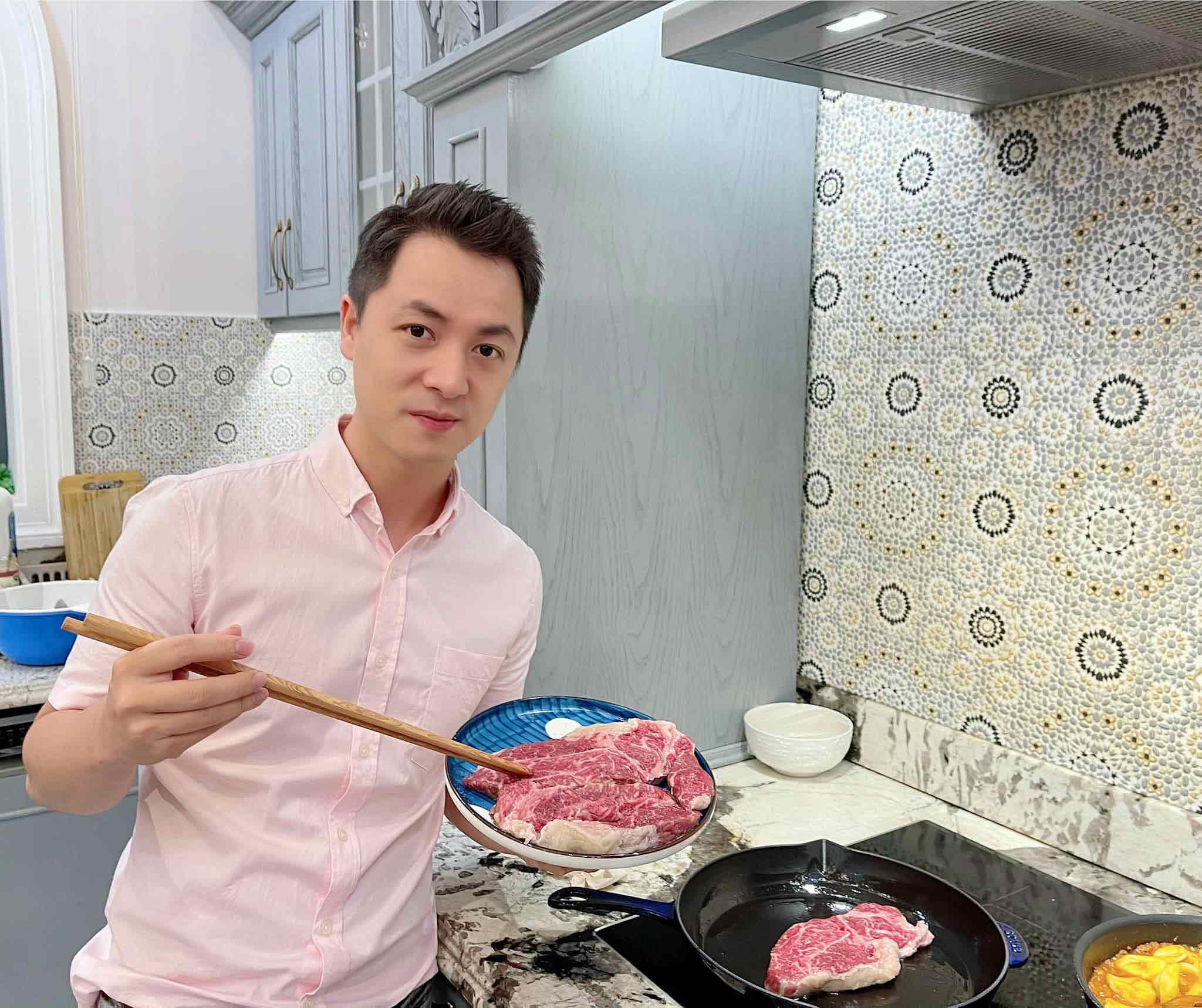 Ở nhà hơn 45 tỷ, Đăng Khôi vẫn tự tay vào bếp phục vụ vợ con nhân ngày đặc biệt - 5