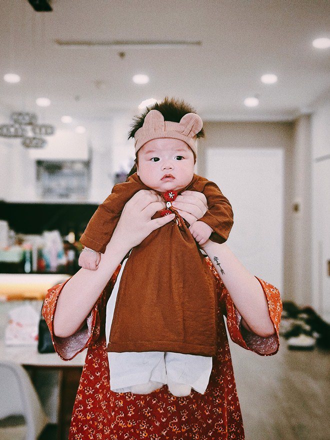 Tết của MC VTV: Mai Ngọc khoe amp;#34;mẹ quá trẻamp;#34;, Trần Ngọc bế con trai bụ bẫm đi chơi - 10