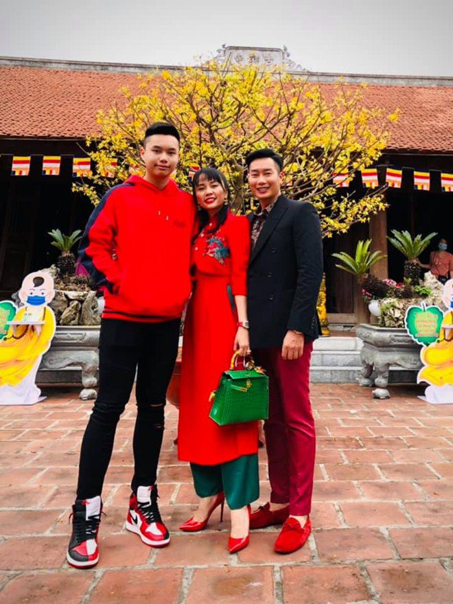 Tết của MC VTV: Mai Ngọc khoe amp;#34;mẹ quá trẻamp;#34;, Trần Ngọc bế con trai bụ bẫm đi chơi - 23