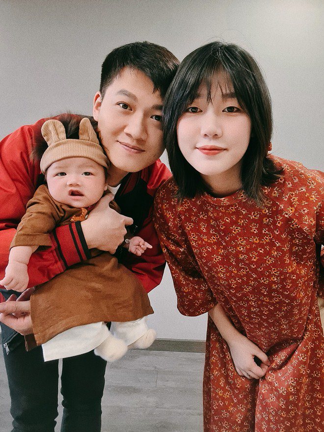 Tết của MC VTV: Mai Ngọc khoe amp;#34;mẹ quá trẻamp;#34;, Trần Ngọc bế con trai bụ bẫm đi chơi - 11