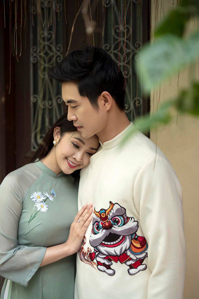 Tết của MC VTV: Mai Ngọc khoe amp;#34;mẹ quá trẻamp;#34;, Trần Ngọc bế con trai bụ bẫm đi chơi - 6