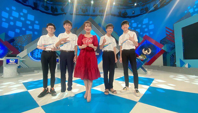 Tết của MC VTV: Mai Ngọc khoe amp;#34;mẹ quá trẻamp;#34;, Trần Ngọc bế con trai bụ bẫm đi chơi - 25