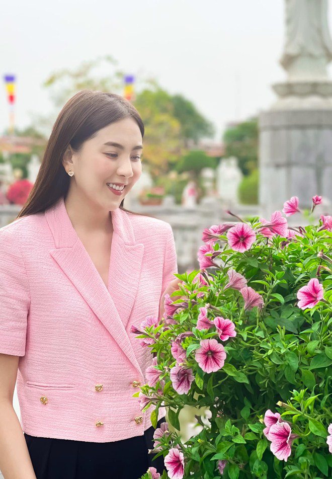 Tết của MC VTV: Mai Ngọc khoe amp;#34;mẹ quá trẻamp;#34;, Trần Ngọc bế con trai bụ bẫm đi chơi - 3