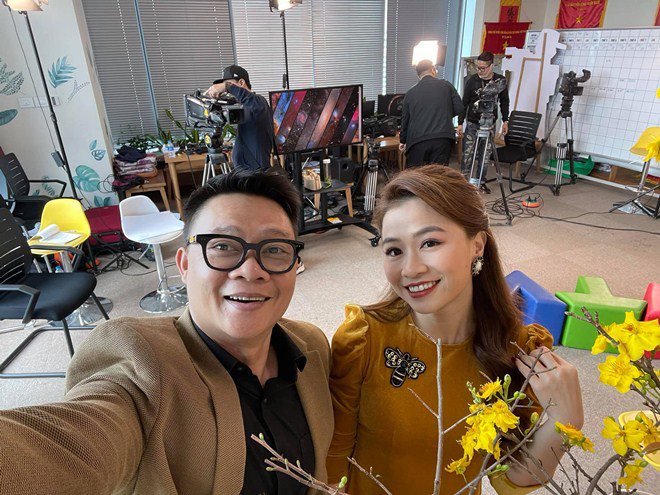 Tết của MC VTV: Mai Ngọc khoe amp;#34;mẹ quá trẻamp;#34;, Trần Ngọc bế con trai bụ bẫm đi chơi - 20