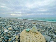 Xem ăn chơi - Không chỉ đến bờ biển này vui chơi, nhiều người còn đổ xô tới săn ngọc bích