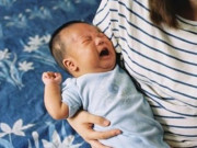 Sau sinh không có sữa cho con bú, mẹ trẻ nghĩ quẩn nhảy lầu ra đi mãi