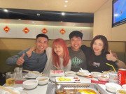 Giải trí - Loạt ảnh Mũi trưởng Long và Hậu Hoàng "quàng vai bá cổ" khiến fans đứng ngồi không yên