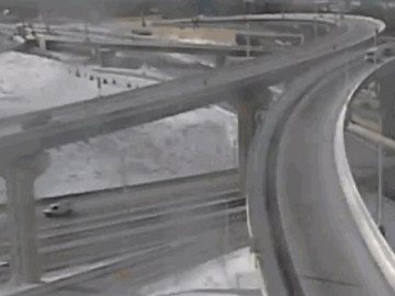 Clip: Kinh hoàng cảnh ô tô rơi khỏi cầu vượt cao 20 mét