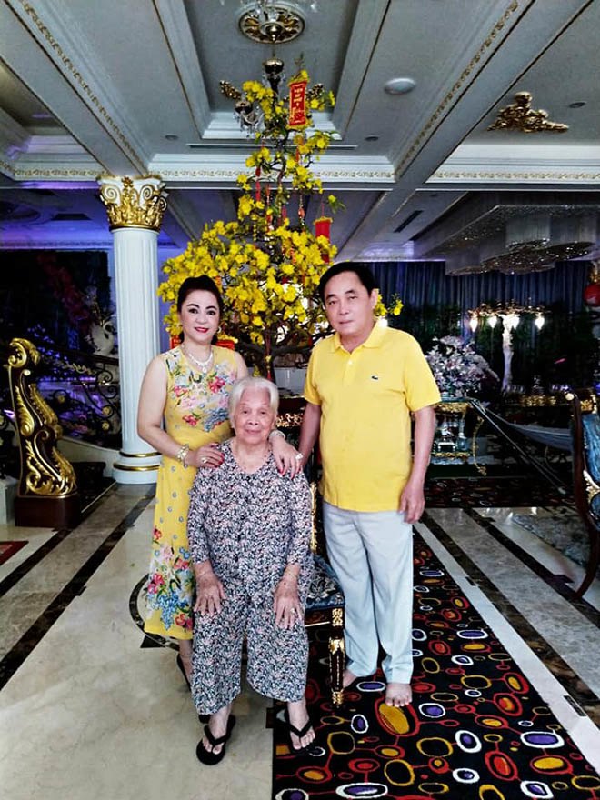 Đại gia Việt chơi Tết: Người mặc giản dị bên chồng con, người đi chợ mua cá làm điều này - 4