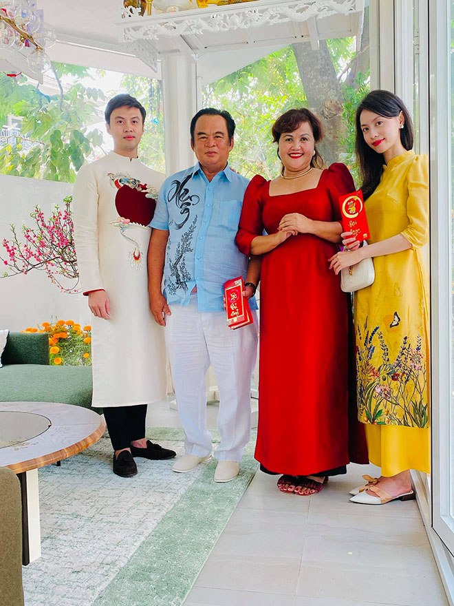 Đại gia Việt chơi Tết: Người mặc giản dị bên chồng con, người đi chợ mua cá làm điều này - 6