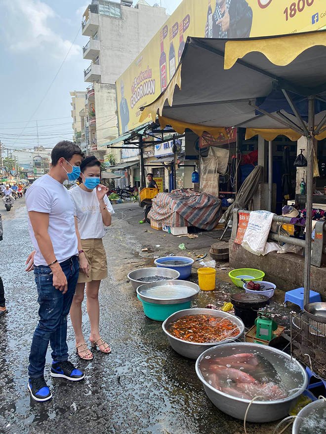 Đại gia Việt chơi Tết: Người mặc giản dị bên chồng con, người đi chợ mua cá làm điều này - 8