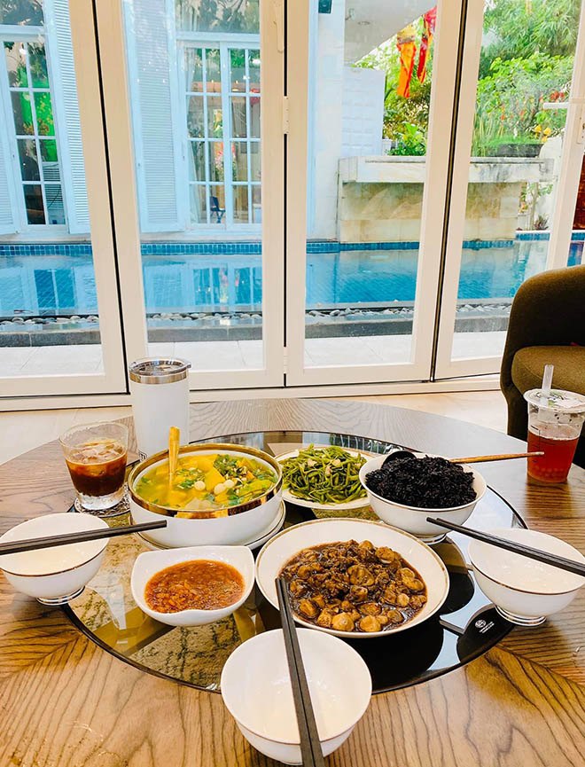 Đại gia Việt chơi Tết: Người mặc giản dị bên chồng con, người đi chợ mua cá làm điều này - 9