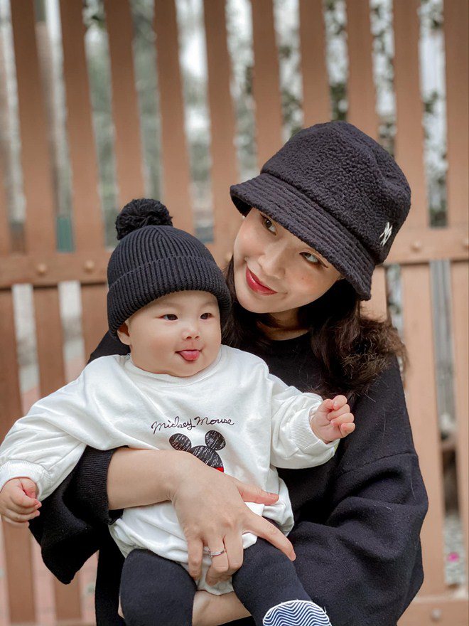 Đầu xuân, vợ con của giám khảo Rap Việt gây chú ý: Người bầu vượt mặt vẫn xinh - 19