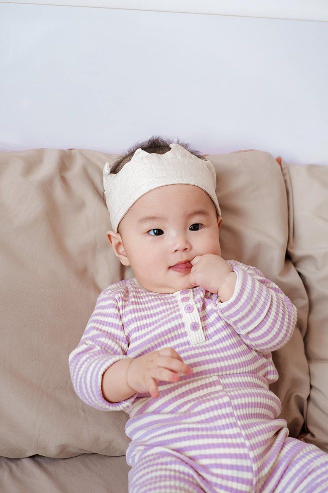 Đầu xuân, vợ con của giám khảo Rap Việt gây chú ý: Người bầu vượt mặt vẫn xinh - 20