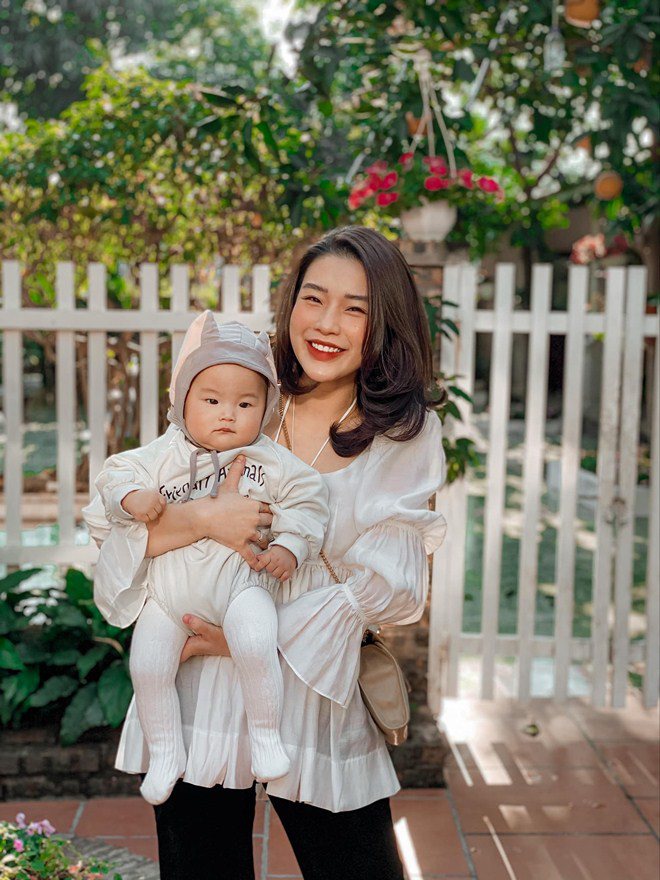 Đầu xuân, vợ con của giám khảo Rap Việt gây chú ý: Người bầu vượt mặt vẫn xinh - 18