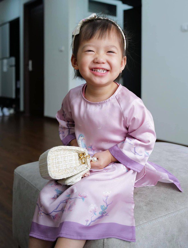 Đầu xuân, vợ con của giám khảo Rap Việt gây chú ý: Người bầu vượt mặt vẫn xinh - 13