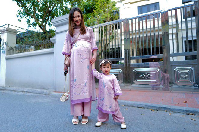 Đầu xuân, vợ con của giám khảo Rap Việt gây chú ý: Người bầu vượt mặt vẫn xinh - 4