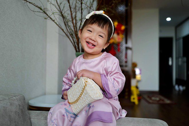 Đầu xuân, vợ con của giám khảo Rap Việt gây chú ý: Người bầu vượt mặt vẫn xinh - 8