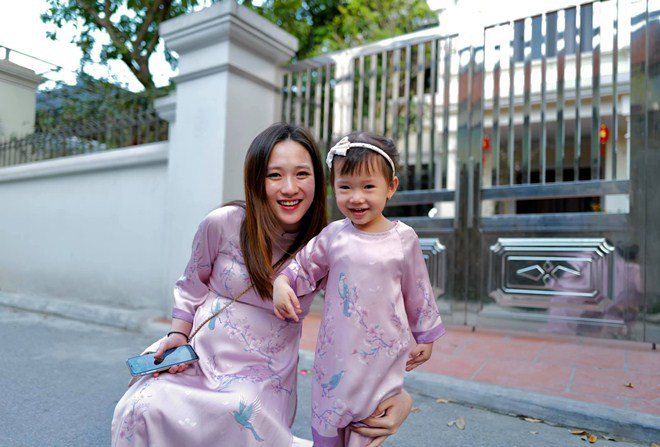 Đầu xuân, vợ con của giám khảo Rap Việt gây chú ý: Người bầu vượt mặt vẫn xinh - 5