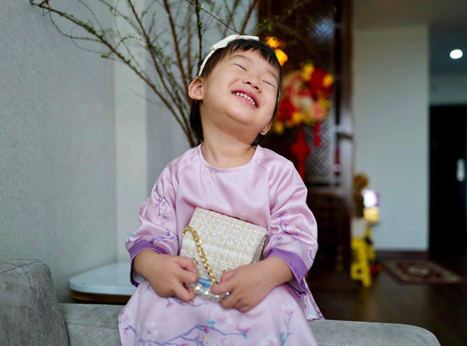 Đầu xuân, vợ con của giám khảo Rap Việt gây chú ý: Người bầu vượt mặt vẫn xinh - 9