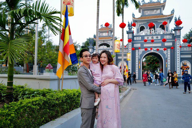Đầu xuân, vợ con của giám khảo Rap Việt gây chú ý: Người bầu vượt mặt vẫn xinh - 2