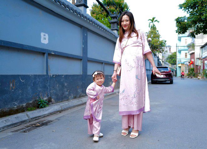Đầu xuân, vợ con của giám khảo Rap Việt gây chú ý: Người bầu vượt mặt vẫn xinh - 3