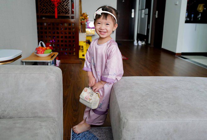 Đầu xuân, vợ con của giám khảo Rap Việt gây chú ý: Người bầu vượt mặt vẫn xinh - 6