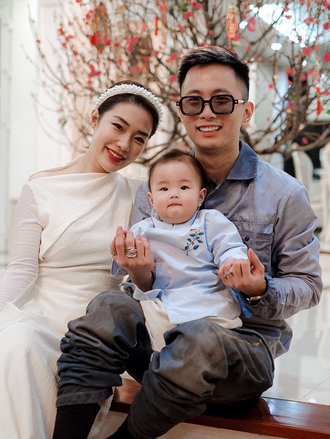 Đầu xuân, vợ con của giám khảo Rap Việt gây chú ý: Người bầu vượt mặt vẫn xinh - 14