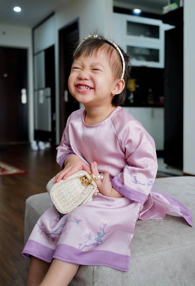 Đầu xuân, vợ con của giám khảo Rap Việt gây chú ý: Người bầu vượt mặt vẫn xinh - 12