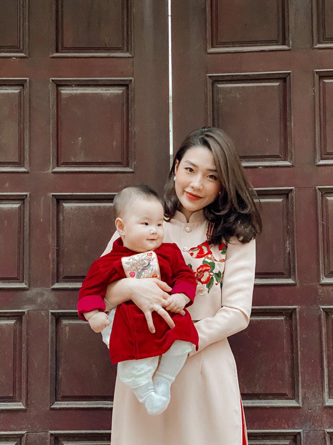 Đầu xuân, vợ con của giám khảo Rap Việt gây chú ý: Người bầu vượt mặt vẫn xinh - 16