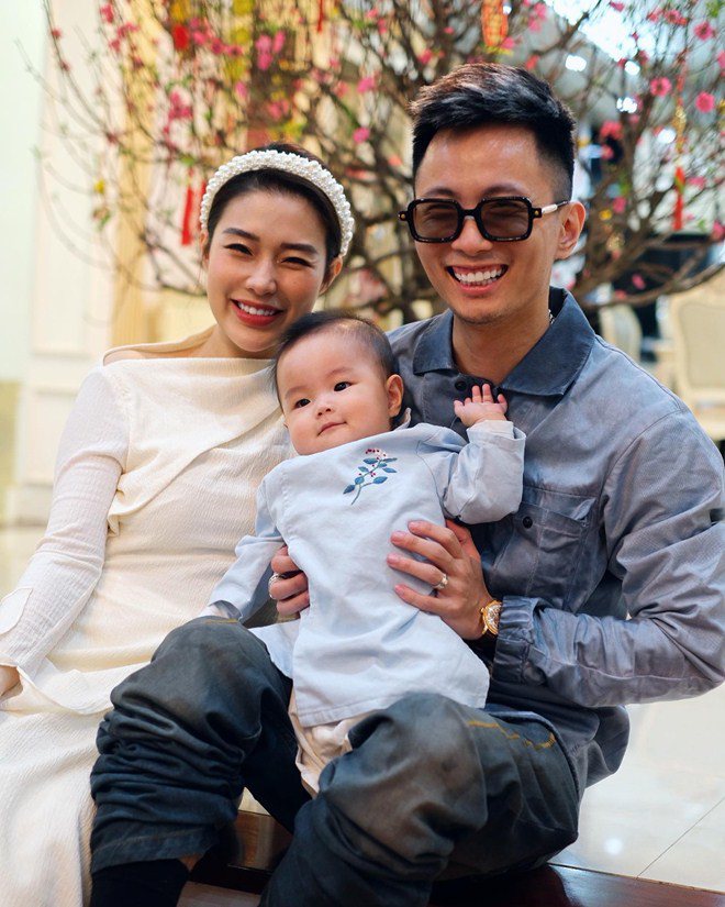 Đầu xuân, vợ con của giám khảo Rap Việt gây chú ý: Người bầu vượt mặt vẫn xinh - 15