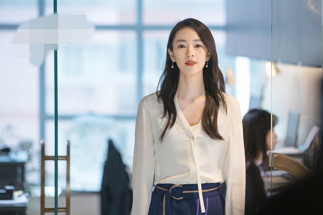 Đồng Dao: Mỹ nhân tuổi Sửu bị amp;#34;cấm cửaamp;#34; gần 17 năm, đổi đời được chồng đại gia mua giải? - 1