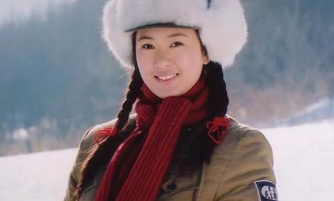 Đồng Dao: Mỹ nhân tuổi Sửu bị amp;#34;cấm cửaamp;#34; gần 17 năm, đổi đời được chồng đại gia mua giải? - 3