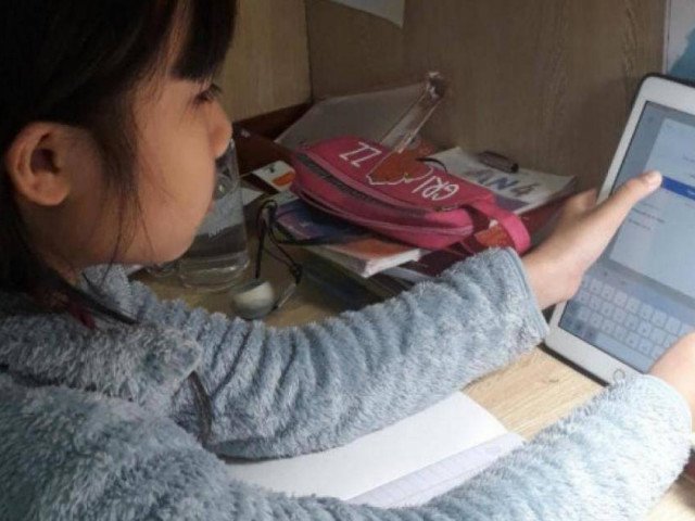 Ngày đầu đi làm sau Tết, bố mẹ nháo nhác gửi con, chật vật kèm học Zoom