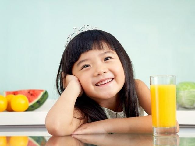Trẻ bao nhiêu tuổi mới được uống nước ép trái cây, sữa chua? Nhiều cha mẹ vẫn đang nhầm