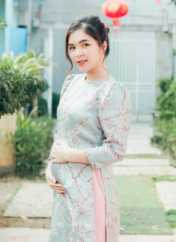 Chị gái Hòa Minzy mang bầu lần 2, mặc áo dài khoe bụng lùm lùm được khen xinh nhất nhà - 5