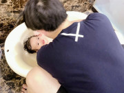 Làm mẹ - Đông Nhi ganh tị vì con gái có biểu cảm cực yêu khi được bố Ông Cao Thắng tắm