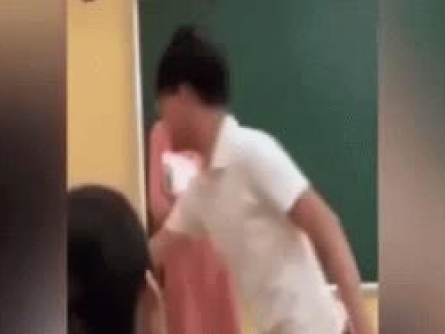 Clip Eva - Bị thu điện thoại, học sinh tát cô giáo chửi bới ngay trong lớp học?