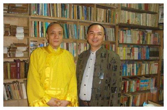 Cháu đời thứ 10 của thân vương nhà Thanh náo loạn ga tàu, đòi đặc quyền của hoàng gia - 1